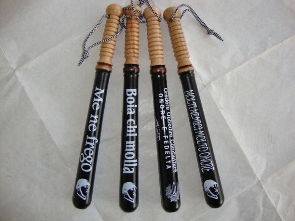 Meloni in Giappone, dubbi sulle bacchette usate per mangiare.