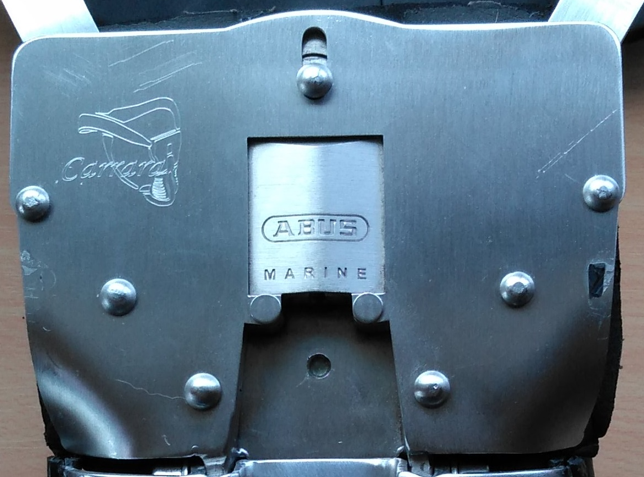 私も、Carraraの貞操帯でズルして開錠できない（ことを証明する）仕掛けをしたいなと思っています。でも、Carraraのロック構造って、こんななのですよね。何か良い方法はないものか。