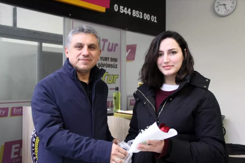 Şırnak İl Milli Eğitim Müdürü İdris Nas, şehre yeni atanan öğretmenleri havalimanında çiçeklerle karşılayarak kahvaltı programı düzenledi. 

Öğretmene verilen değer… 👏

Diğer müdürlerden de bekliyoruz :)