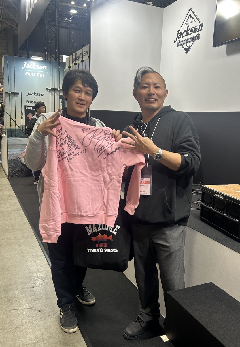KAMAO73143698's tweet photo. 釣りフェス2026の２日目、ジャクソンブースの井熊さん＆羽山さんのトークショーでのジャンケン大会で運良くパーカーを頂くことができました。ありがとうございました♪
#釣りフェス2026
#ジャクソン
#駿河の黒豹井熊亮さん
#六畳一間の狼ハヤマさん
#六畳一間の狼 https://t.co/tmgqHO2wxk
