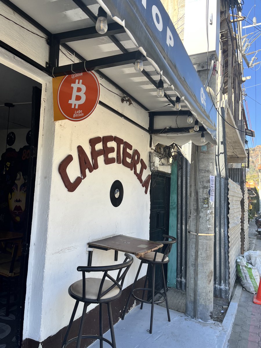 グアテマラたまに見かけるんだけどビットコインで支払いできる店がある ビットコインって価格変動激しすぎて財布みたいに日常用に使うのは大変そうだ  エルサルバドルとか行くと法定通貨になってて使える範囲がかなり広がるそう