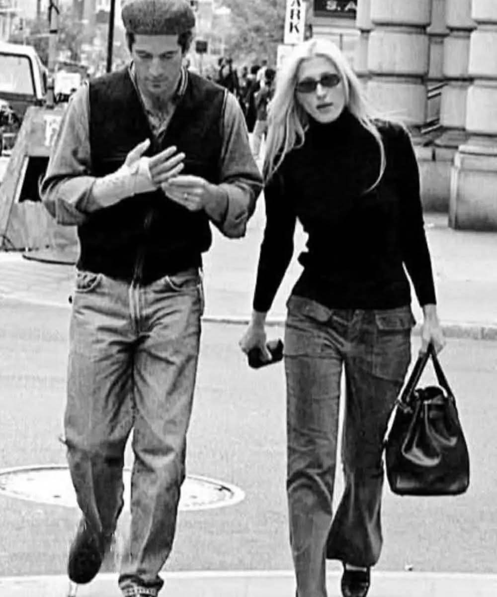 CrazyVibes_1's tweet image. On a cold October night in 1994, John F. Kennedy Jr. walked into a small Italian restaurant in the heart of Manhattan and, without meaning to, created a memory that would last forever.
The place was packed. Every table occupied. The kitchen overwhelmed. And a young waitress—Maria…