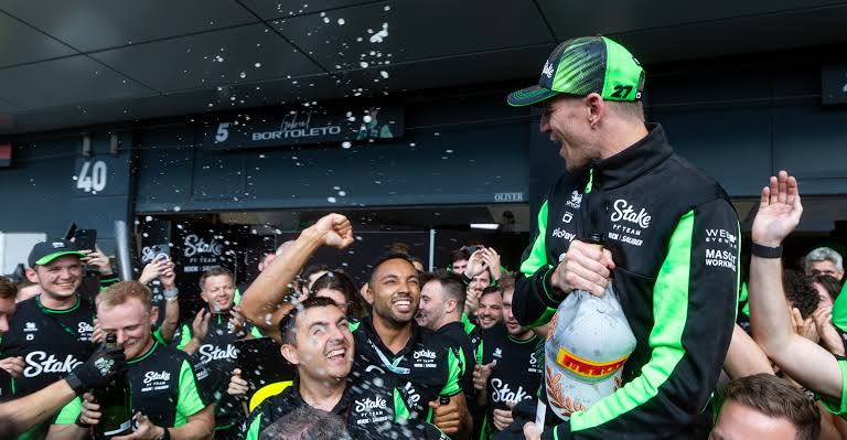 AudiSport27's tweet image. 🚨 HULKENBERG AUDI CONTRACT: Hulkenberg reportedly has a $50,000 per point bonus for the duration of his Audi contract.

This means his podium finish at the British GP would have earned him $750,000 minimum. He scored 51 points in 2025. 

📰 (SalaryLeaks)