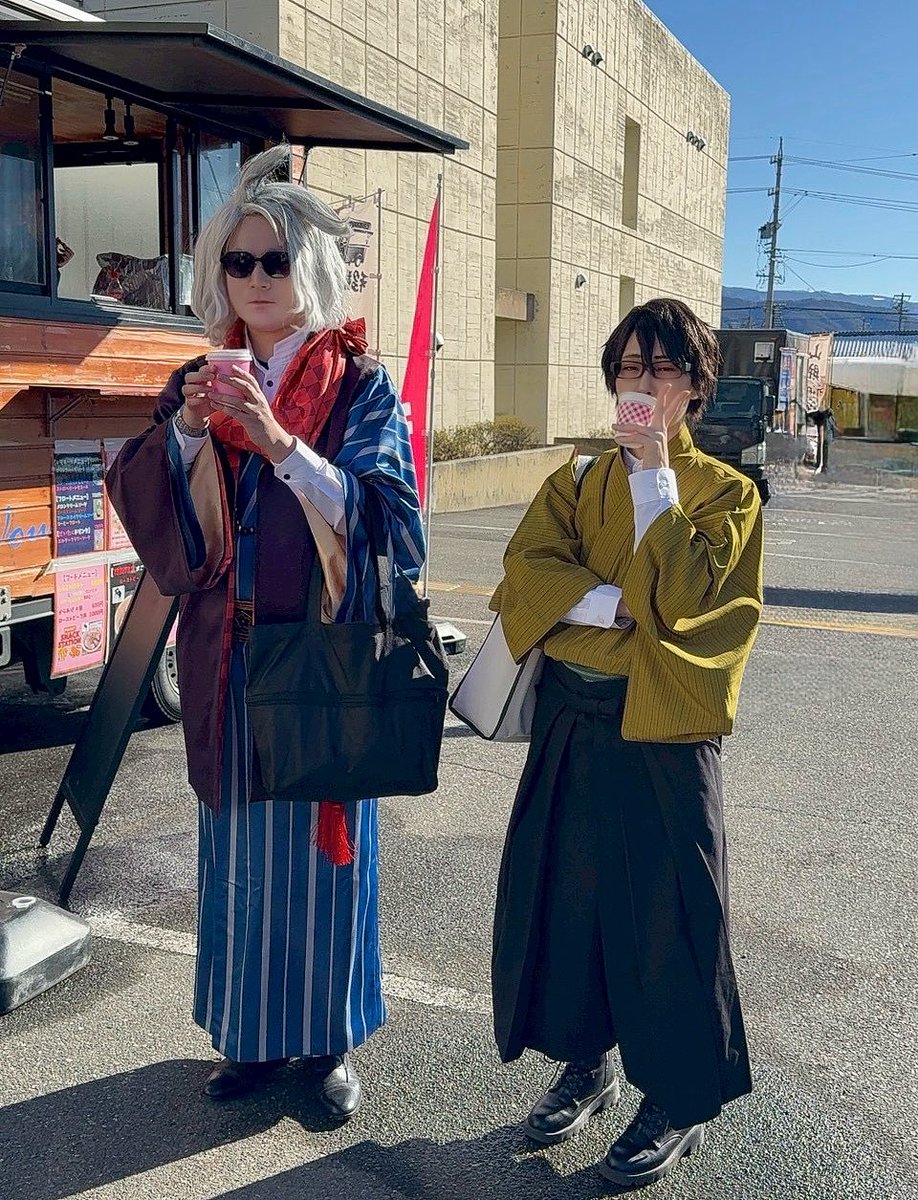 zxnoir's tweet photo. kawamikotoと幻覚の革命先生が、中間幻覚の革命先生や、皐月ちゃんや、Hiverが買い物をするのを眺めているオフショです（なんなんだこれは！？）
革命先生は倉井さん🙌 https://t.co/JL16yR5AUv