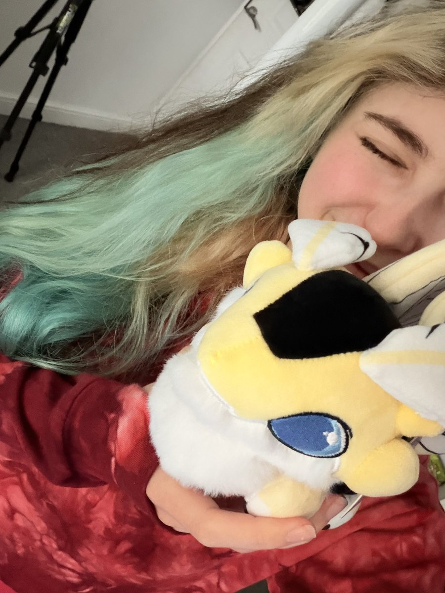Look who flew in from the USA to wet and windy Britain!! 🇬🇧 I love them so much everyone go follow <a href="/FenariMori/">Fenari👁️</a> Pyre is so so cute 💗✨