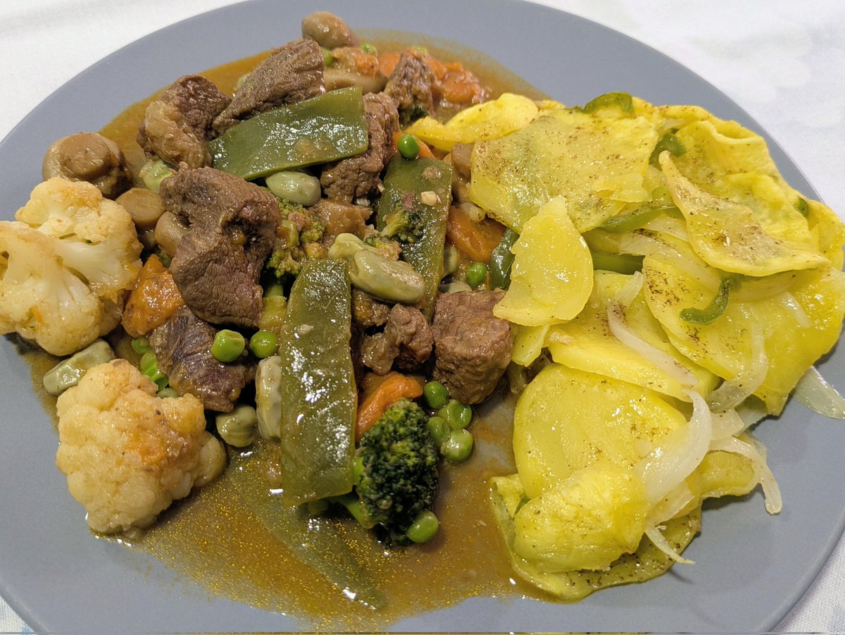 Guiso de ternera acompañado de patatas panaderas.