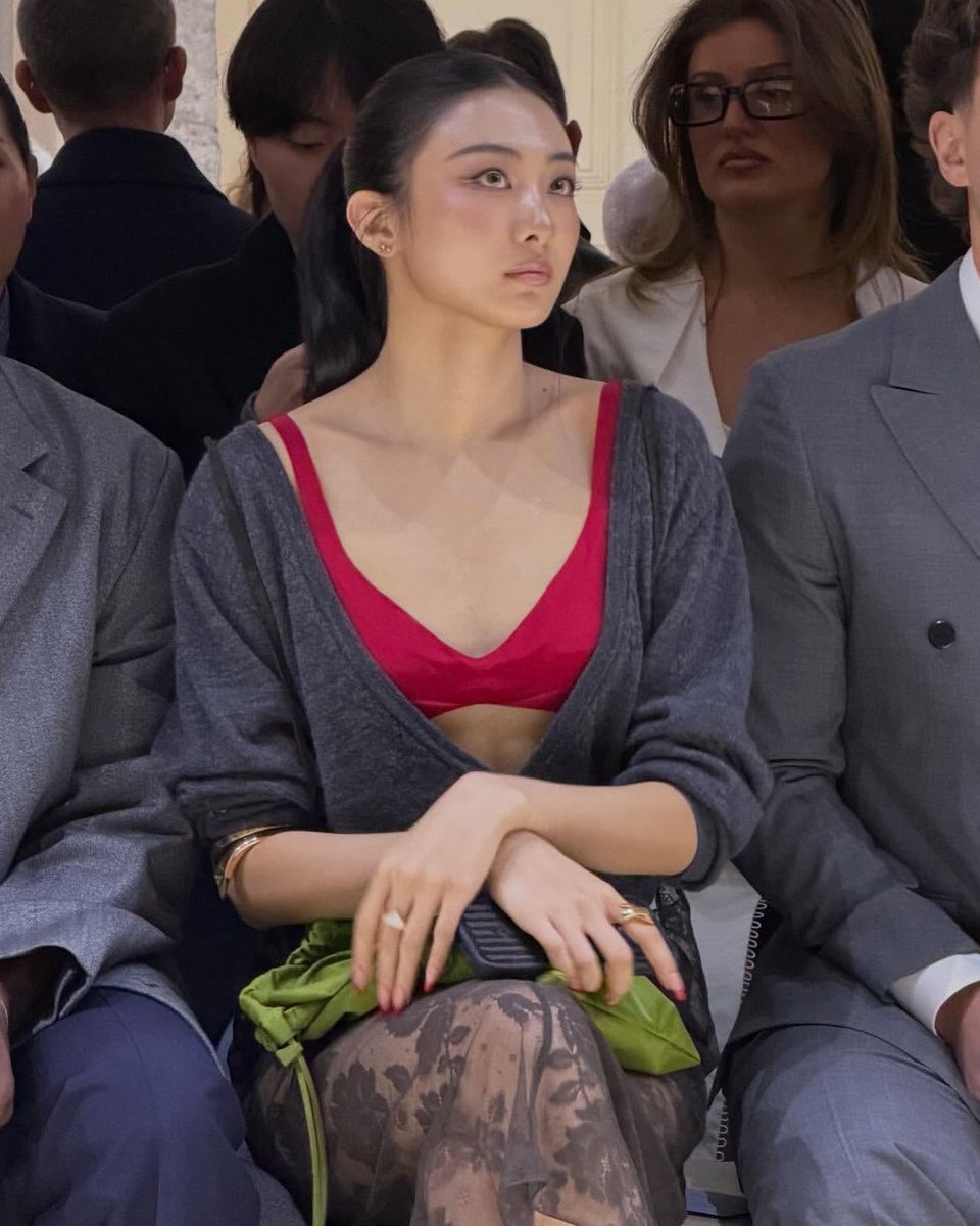 gawonsworld's tweet image. THIS INSANE FACE CARD SITTING IN THE AUDIENCE HELLO PUT HER IN THE SHOW