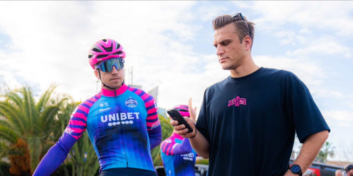 #Staff 👥 / Ancien sprinteur de renom, 🇩🇪 Marcel Kittel a rejoint l’encadrement d’Unibet Rose Rockets, formation sous licence française. Désormais responsable du secteur sprint, l’Allemand affirme s’épanouir pleinement dans ce nouveau rôle.

💬 "Depuis quelques semaines, je suis