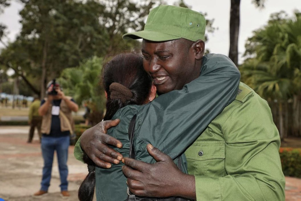 Testimonio de Yohandris Varona Torres, uno de los oficiales cubanos, heridos en el ataque terrorista del 3 de Enero:

“Nos batimos ahí contra los aviones que estaban ametrallándonos. A pesar de que nuestro armamento era más pequeño no dejamos de pelear, nos enfrentamos. Tengo mi