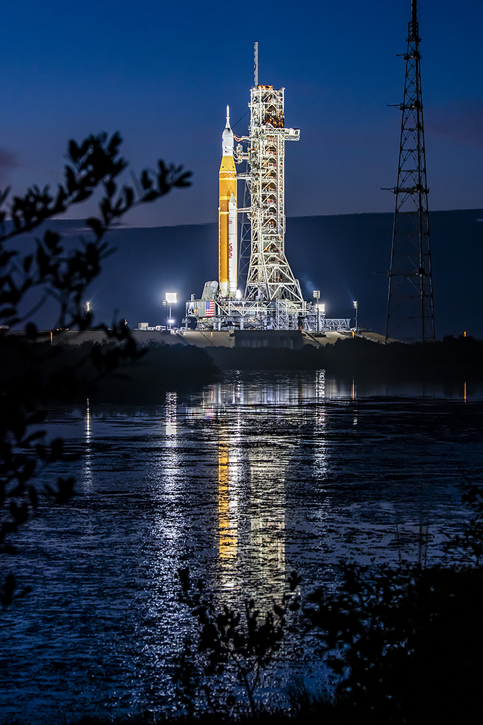 LaunchPhoto's tweet image. Artemis II on the pad at sunset following its ten-hour crawl from the VAB to pad 39B. 

(photo: @ulalaunch)