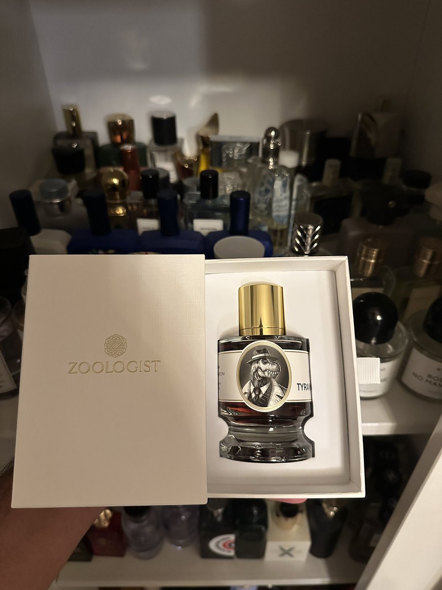 #رابطة_عشاق_العطور 

Zoologist Tyrannosaurus Rex 🦖 

زئير الأرض المحروقة 

هذا العطر هو تجسيد للنار والدمار يبدأ برائحة دخانية كثيفة تشعرك وكأنك تقف وسط غابة من عصور ما قبل التاريخ اشتعلت فيها النيران للتو 

 هو عطر مستبد لا يقبل القسمة على اثنين :  إما أن تعشقه لجنونه، أو تهابه