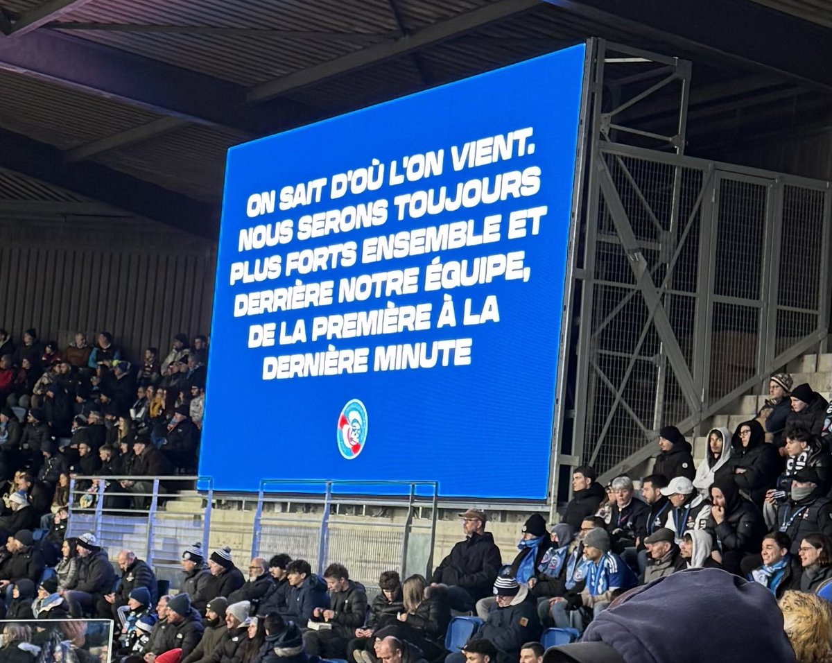 « 𝗣𝗟𝗨𝗧𝗢𝗧 𝗨𝗡 𝗥𝗔𝗖𝗜𝗡𝗚 𝗠𝗢𝗗𝗘𝗦𝗧𝗘 𝗘𝗧 𝗗𝗘𝗕𝗢𝗨𝗧, 𝗤𝗨’𝗨𝗡
𝗥𝗔𝗖𝗜𝗡𝗚 𝗥𝗜𝗖𝗛𝗘 𝗔̀ 𝗚𝗘𝗡𝗢𝗨𝗫 » 😤

Et le club strasbourgeois répond directement à cette banderole sur l’écran géant 😳

« On sait d’où l’on vient, nous serons toujours plus forts ensemble et