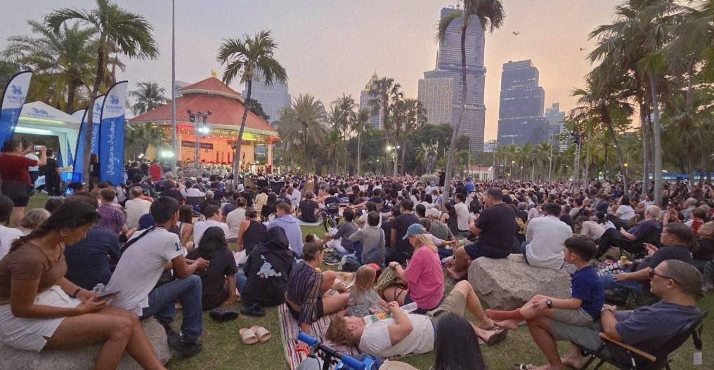 sfkkfs_'s tweet image. คนกรุงเทพสี่แสนกว่าา มาอยู่ที่สวนลุมฯวันนี้ ;-; คือวันนี้มีงานดนตรีในสวน แล้วงานโคตรดี vibes ดีทุกอย่าง ฮีลใจสุดๆ คนไทยและต่างชาติมาดูเยอะเลย 🎶🎧 

เห็นเค้าว่าจัดทุกวันอาทิตย์ ถึงวันที่ 1 มี.ค. 17.30น. ศาลาภิรมย์ภักดี สวนลุมชวนเพื่อน ชวนแฟนมากันๆๆ ชิลสุดๆ บอกเลยย ✨