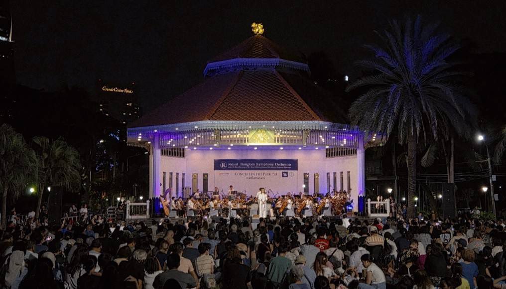 sfkkfs_'s tweet image. คนกรุงเทพสี่แสนกว่าา มาอยู่ที่สวนลุมฯวันนี้ ;-; คือวันนี้มีงานดนตรีในสวน แล้วงานโคตรดี vibes ดีทุกอย่าง ฮีลใจสุดๆ คนไทยและต่างชาติมาดูเยอะเลย 🎶🎧 

เห็นเค้าว่าจัดทุกวันอาทิตย์ ถึงวันที่ 1 มี.ค. 17.30น. ศาลาภิรมย์ภักดี สวนลุมชวนเพื่อน ชวนแฟนมากันๆๆ ชิลสุดๆ บอกเลยย ✨