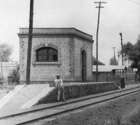 cronicabanqueta's tweet photo. LA ANTIGUA ESTACIÓN DE FERROCARRIL DE TACUBA
Era un punto importante del tren México-Toluca y se ubicaba cerca de la actual estación de Metro Tacuba, donde el tren pasaba por terrenos de la Hacienda de Santa Julia, conectando con el Ferrocarril de Cuernavaca; aunque el edificio principal fue demolido, hoy la zona es un cruce de transporte y un punto histórico, con vestigios como la pequeña estación Julia, hoy biciescuela, y la memoria del paso del ferrocarril.
#CronicasDeBanqueta
#arturotrejo