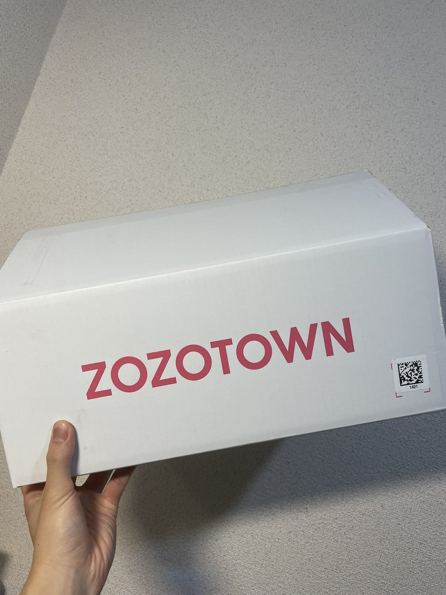_a_d0ll's tweet photo. 2026、ZOZO1発目！白箱届いたー💃 
今年もよろです

#ZOZOSALE箱CP https://t.co/Wk3nkxIKur