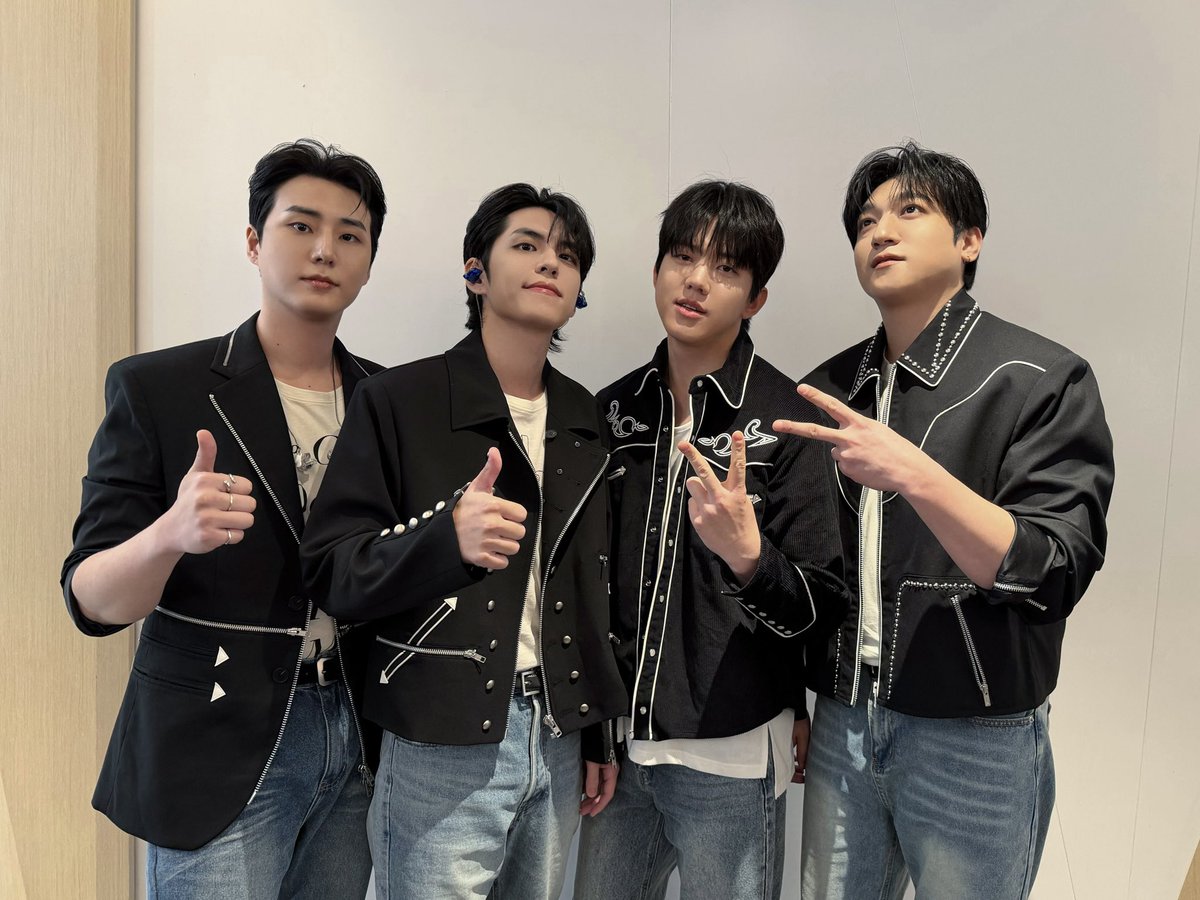 [ #DAY6_BEHIND ]

DAY6 10th Anniversary <The DECADE> in #HONGKONG - DAY2

오늘도 My Day와 써 내려간 잊지 못할 페이지 .*･ﾟ✧

=

Another unforgettable page written with My Day today .*･ﾟ✧

#DAY6 #데이식스
#The_DECADE
#DAY6_10th_Anniversary