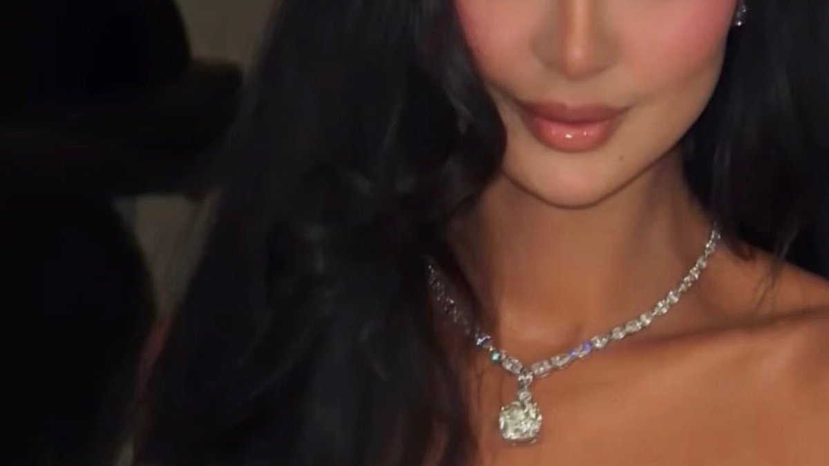 woonyluv's tweet photo. Jewelry at the Joy Awards🪩 https://t.co/lyUmydUwus