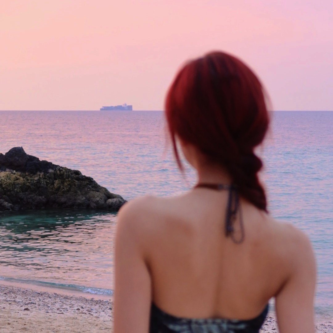 sunflowerjaaa's tweet image. i sea u