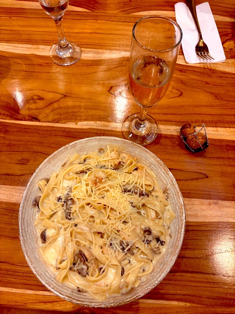 Ayer me tome una copita de vino, una pasta muy rica ,con mis dos hermanos y a las 9:30pm estaba acostada, arropada, dormida. Ya hoy fui a mi cita con Dios, estoy lista para esta semana💚