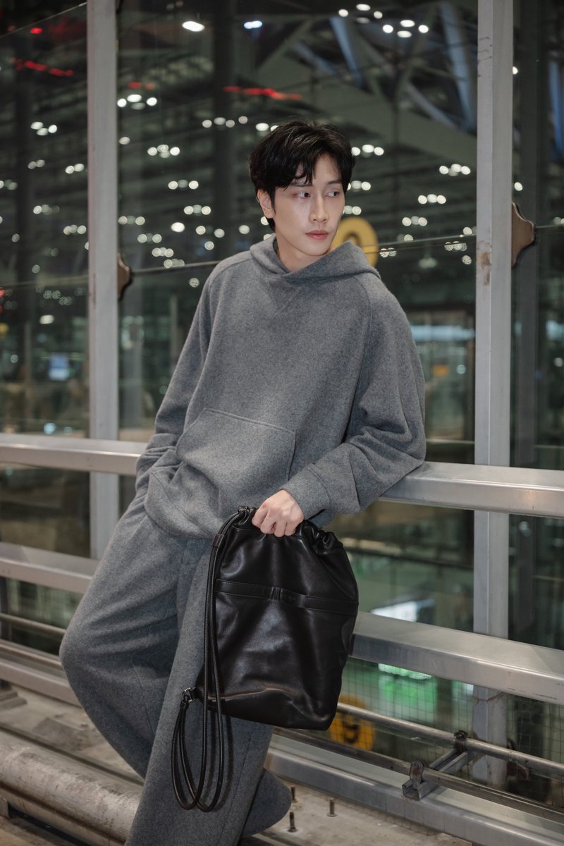 #legendFashion ลุคชิลล์ของ ไบเบิ้ล วิชญ์ภาส พร้อมออกเดินทางสู่มิลานเพื่อร่วมชมโชว์ Giorgio Armani Men’s Fall/Winter 2026 

#GiorgioArmanixBible #BibleFlywithGiorgioArmani #GiorgioArmani #legend_th