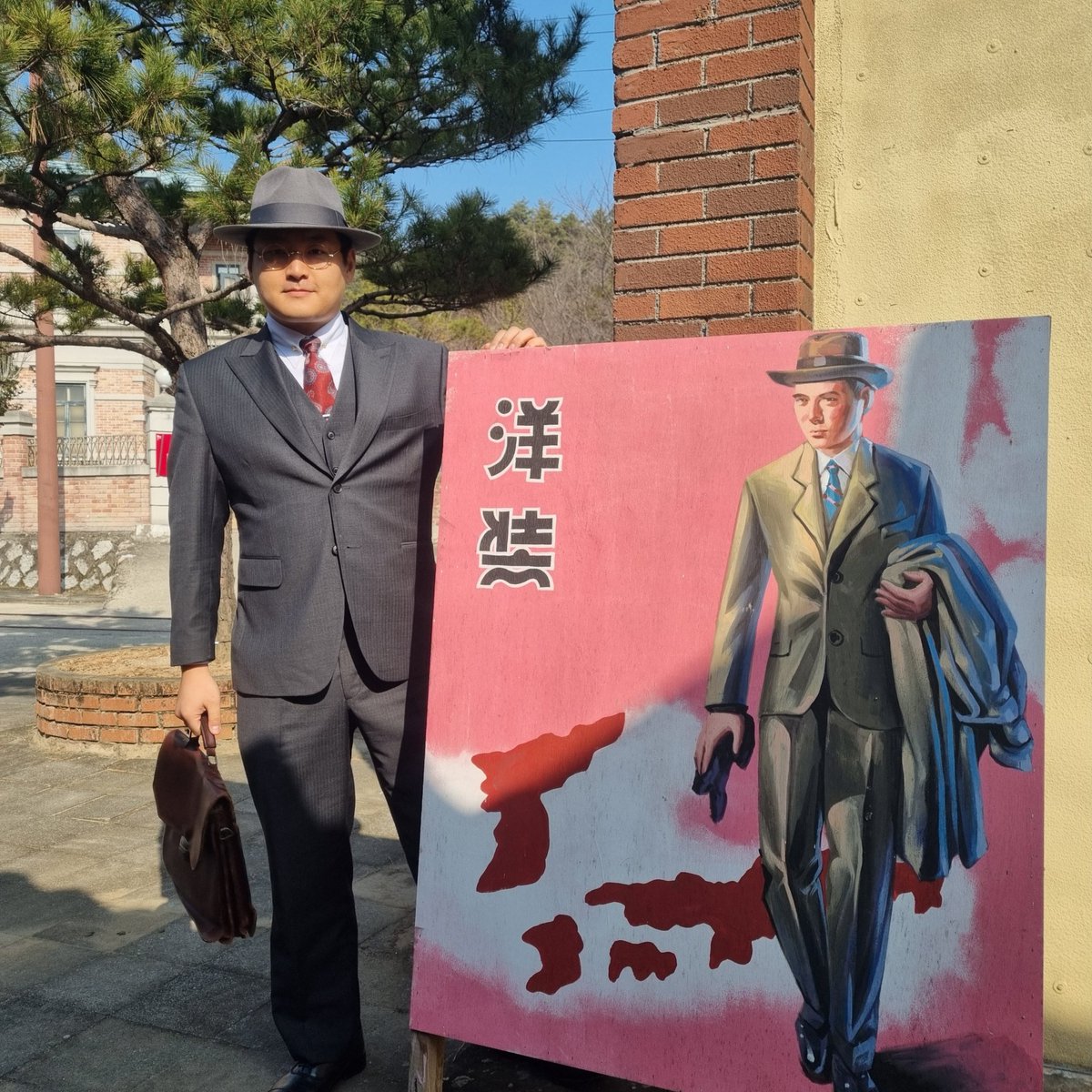 info059's tweet image. 다음에 맞추려고 한 정장이 그려져있어서 한 컷