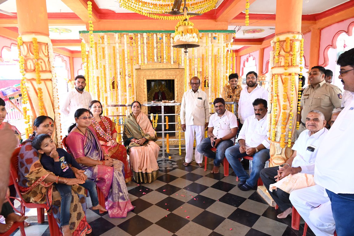 MLCvijaysingh's tweet photo. ನನ್ನ ಮತ ಕ್ಷೇತ್ರದ #ಹಾಮುನಗರ_ತಾಂಡಾ ಗ್ರಾಮದ ಆರಾಧ್ಯ ದೇವರಾದ ಶ್ರೀ ಹಾಮುಲಾಲ ದೇವರ ಜಾತ್ರಾ ಮಹೋತ್ಸವ ನಿಮಿತ್ತ ಹಾಗೂ ಶ್ರೀ ವೀರ ಹನುಮಾನ ಮಂದಿರದ ಕಳಸಾರೋಹಣ ಕಾರ್ಯಕ್ರಮದಲ್ಲಿ ನನ್ನ ಧರ್ಮ ಪತ್ನಿ ಶ್ರೀಮತಿ ಸೋನಾಲ್ ಸಿಂಗ್ ಅವರು ಭಾಗವಹಿಸಿ ದರ್ಶನ ಪಡೆದುಕೊಂಡು ಪೂಜೆ ಸಲ್ಲಿಸಿದರು.ಈ ವೇಳೆ ಗ್ರಾಮದ ಹಿರಿಯ ಮುಖಂಡರು ಉಪಸ್ಥಿತರಿದ್ದರು.

#Basavakalyan #Bidar @DKShivakumar @siddaramaiah @rssurjewala