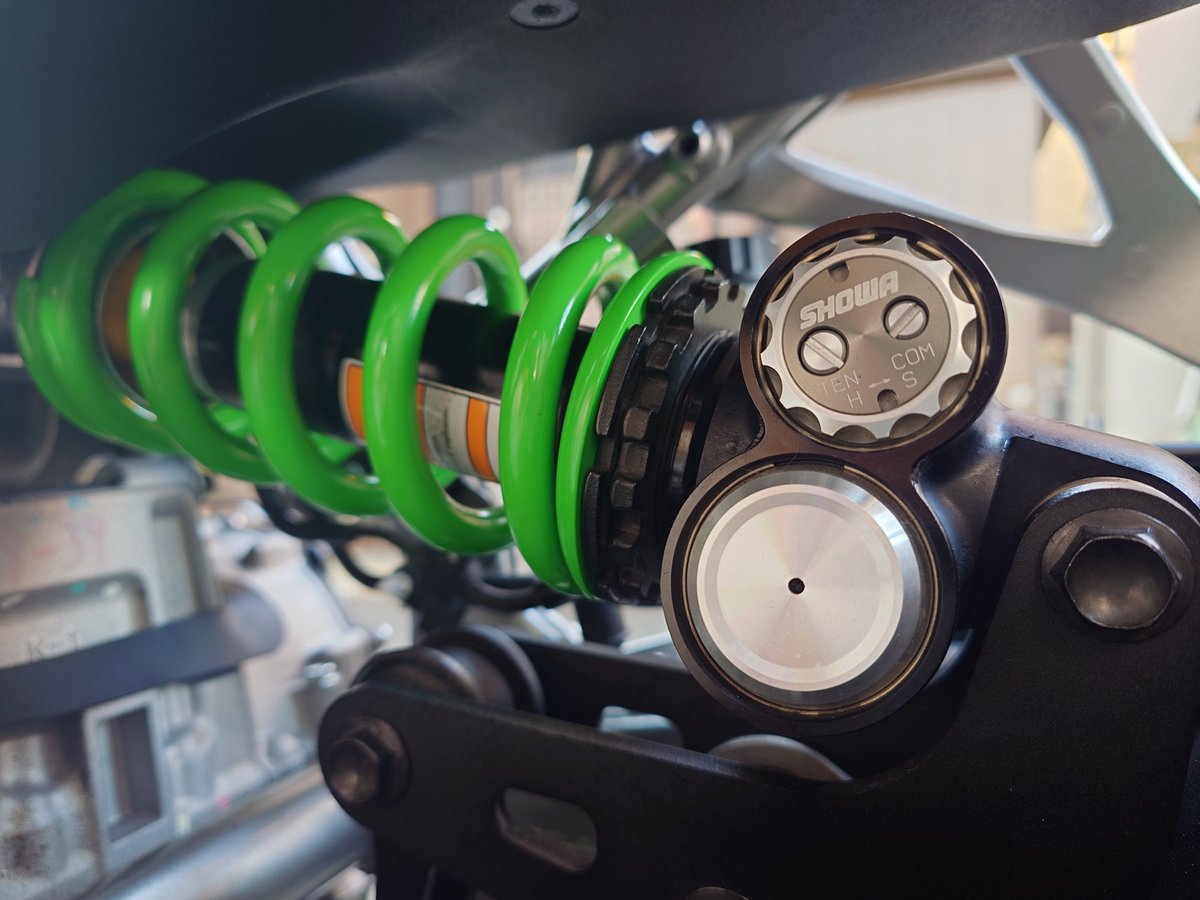 やっぱZX-4RRカッケェな