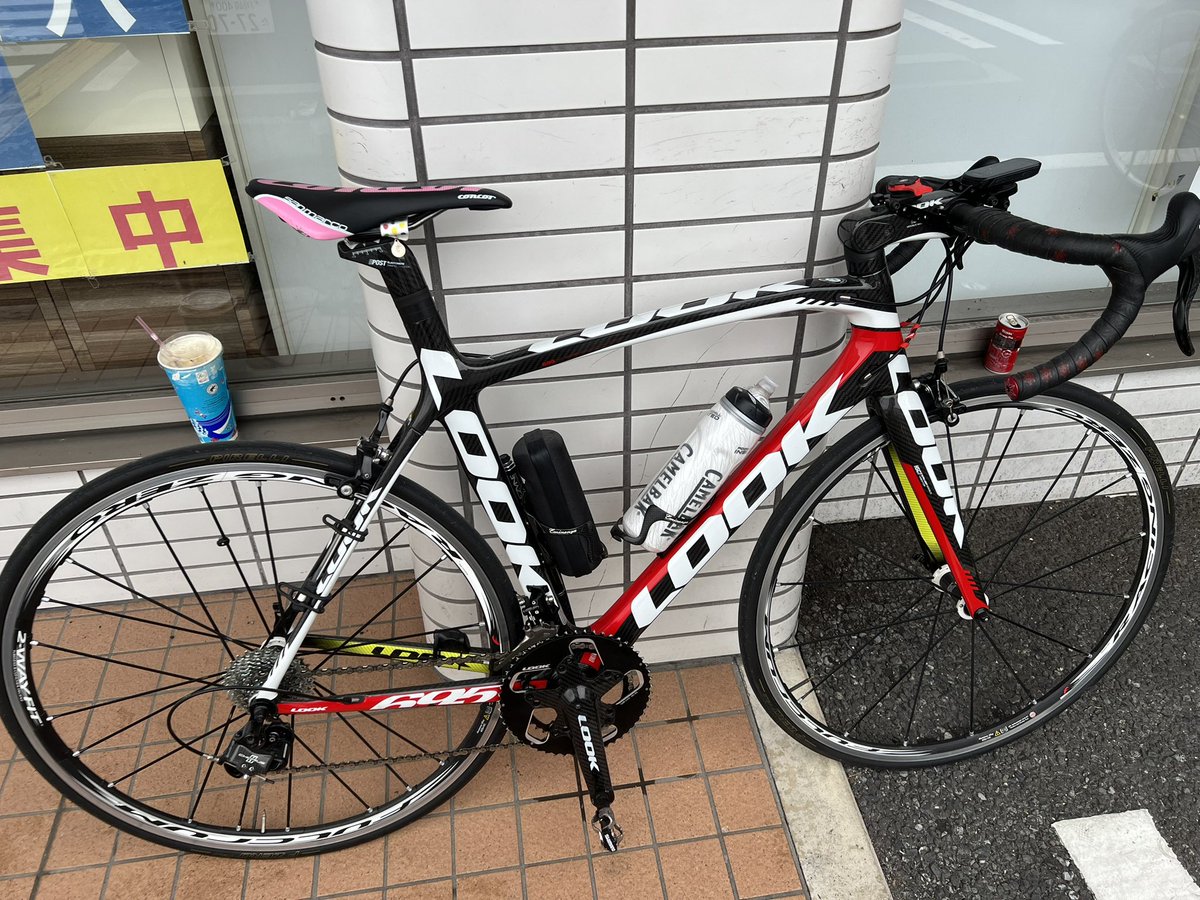 codedrunk's tweet image. LOOK 695SR 2012年モデル

当時のプロコンチネンタルチーム、コフィディスのチームカラーです。

クランクはフレーム付属のもの、コンポはCampagnoloのChorus
ホイールはfurcrumのRacing Zero
タイヤは当時PirelliのP-ZERO

サドルが自慢ですw

 #白妙ロード見学会場