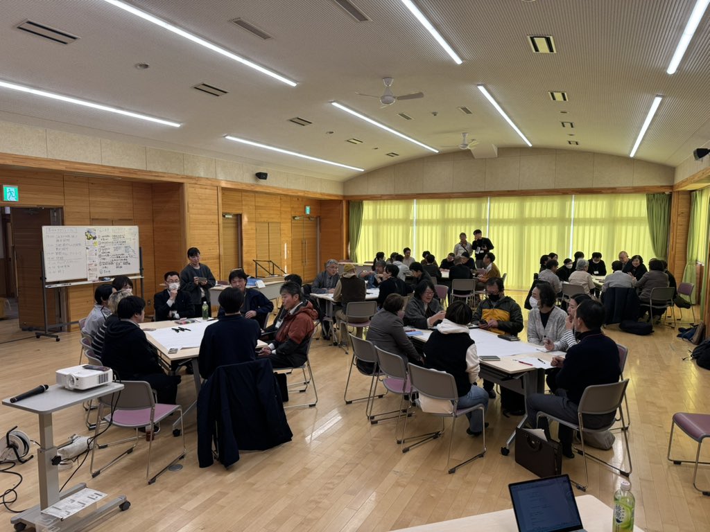 この週末は長野・伊那に。数年後に予定されている廃校跡地の活用に関する連続ワークショップのひとコマで、持続可能なパブリックスペースをテーマに話してほしいとのことだったので、さんかくやまるの話を中心に。