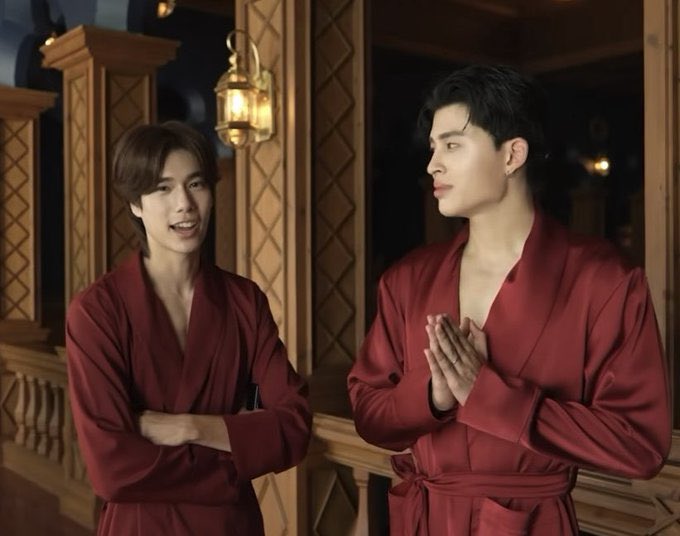 myvx_aprl's tweet photo. The size difference is insane,Phuwin always looks small beside Pond5555555

#MeAndTheeSeriesFinaIEP https://t.co/Ghc7oInyRf