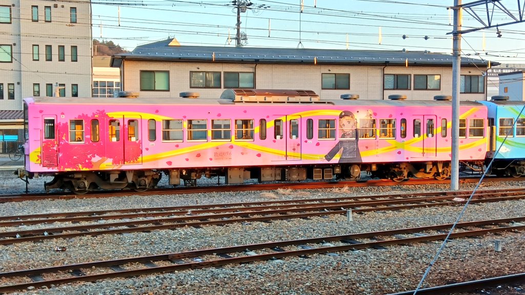 ひこね芹川駅から近江鉄道で1駅戻り新快速に乗り換え。奥には「鉄道