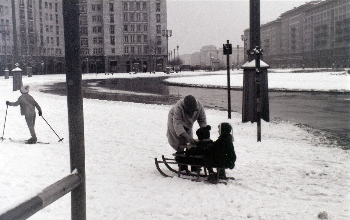 East Berlin, Karl-Marx-Allee, 26 December 1964. I intend to continue posting my vintage Berlin photographs to my Twitter friends in 2026 unless the interest in them falls away to any marked extent. #Berlin