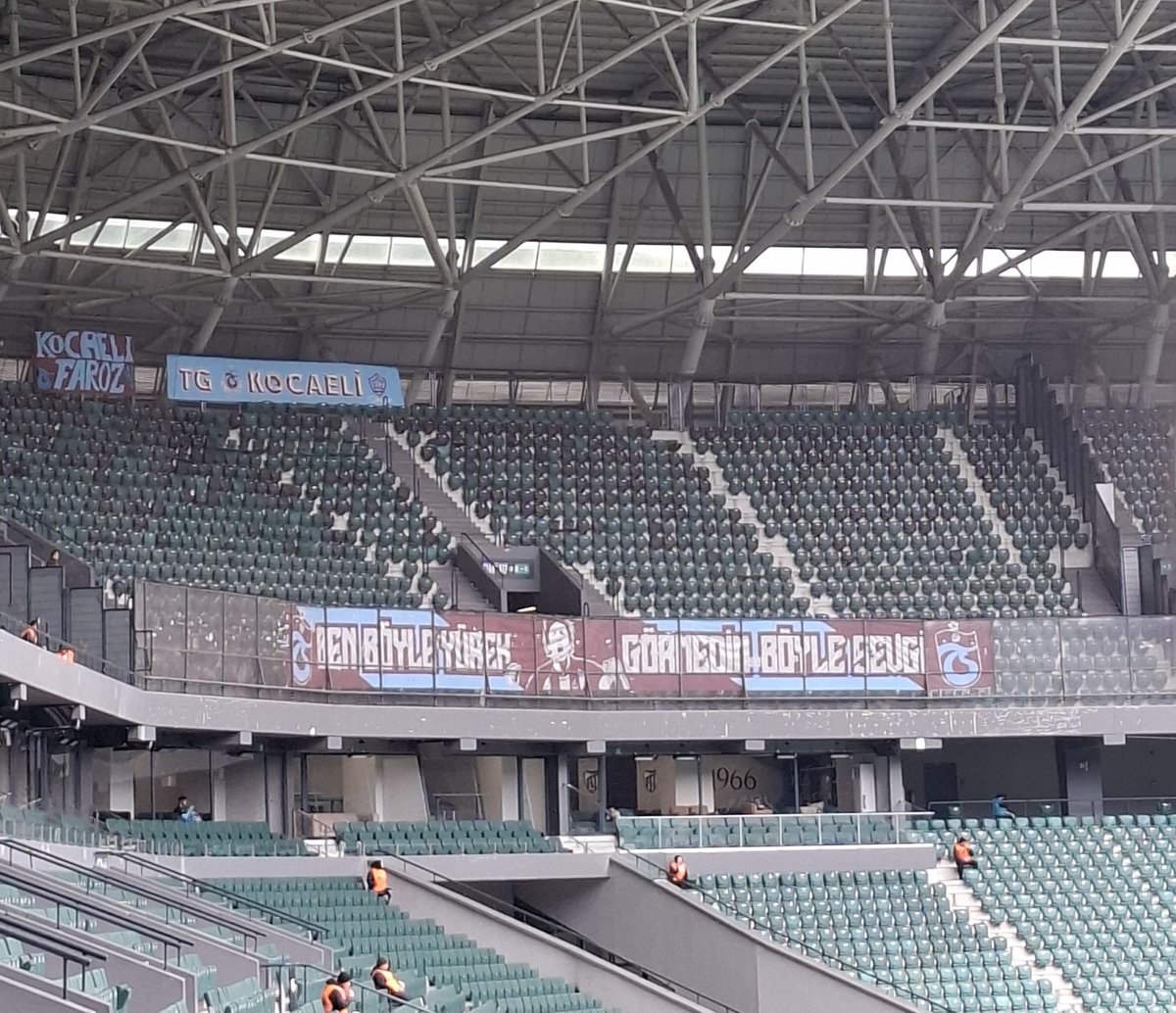 Kocaeli temsilciliğimizin hazırladığı el emeği pankart deplasman tribününe asıldı. Tribünümüz hazır, biz hazırız.