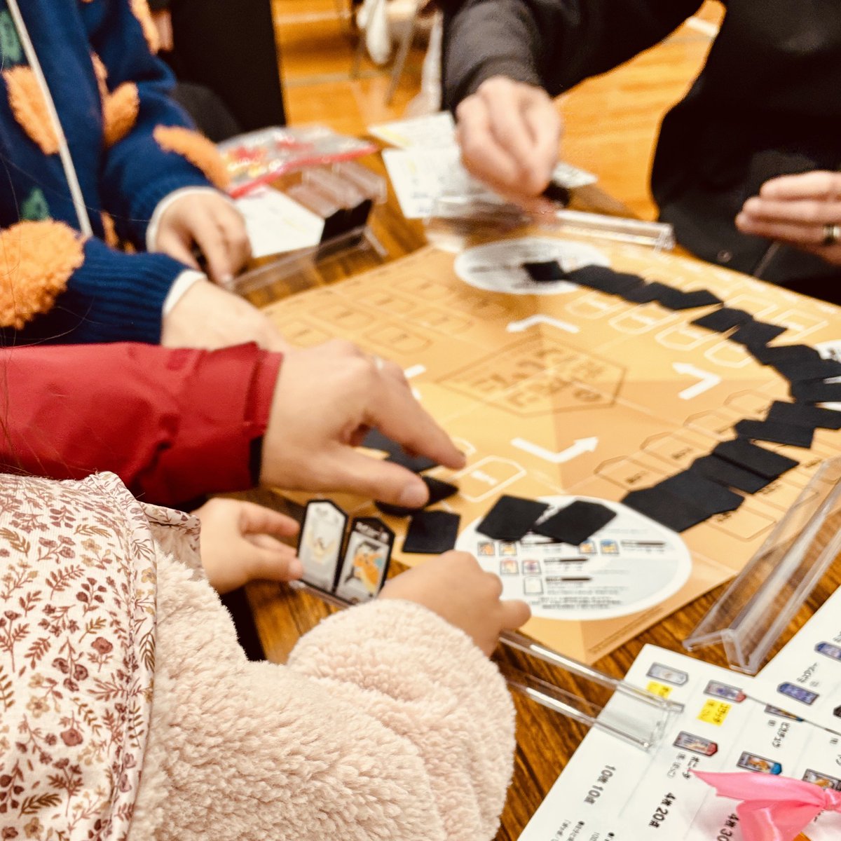 mie_fu's tweet photo. 本日は西田辺の育徳園さんにて
「ボッチャ大会」！デザスプさんのボドゲ卓の隣りでごいた卓を用意していただきました。ファミリーが多く今回は「#ポケモンごいた」を体験していただきました。ポッチャ大会は大盛り上がりで「ポケモンごいた」を体験してくれたお子さんのチームが優勝されてました！ https://t.co/P1VMxOnIu6