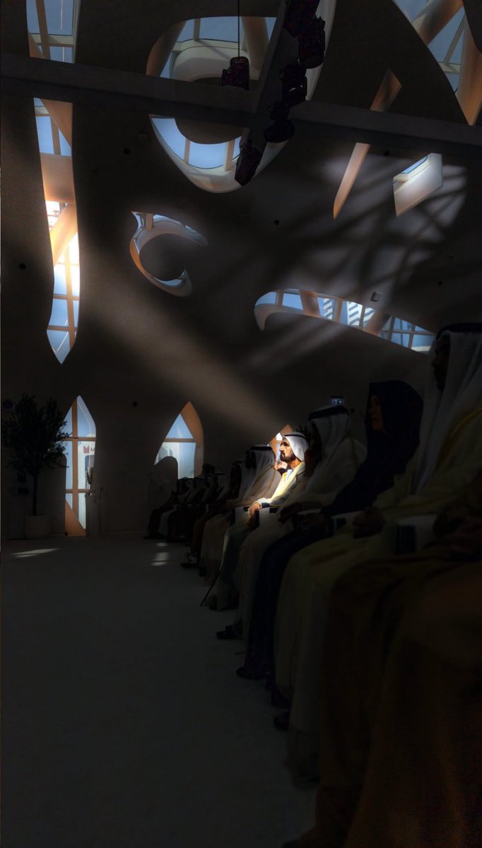 كالشمس يبدو من مقام علوه 
يمشي و يبعثُ رؤيةً وضِياءُ 🇦🇪🤍