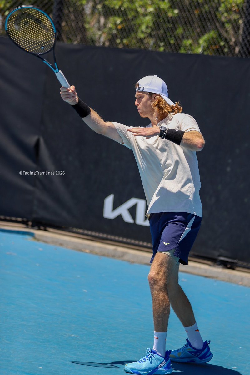 FadingTramlines's tweet image. Short day at the tennis today as there’s a long week ahead, but there was a Rublev practice so here is a Rublev photo thread (1/8)