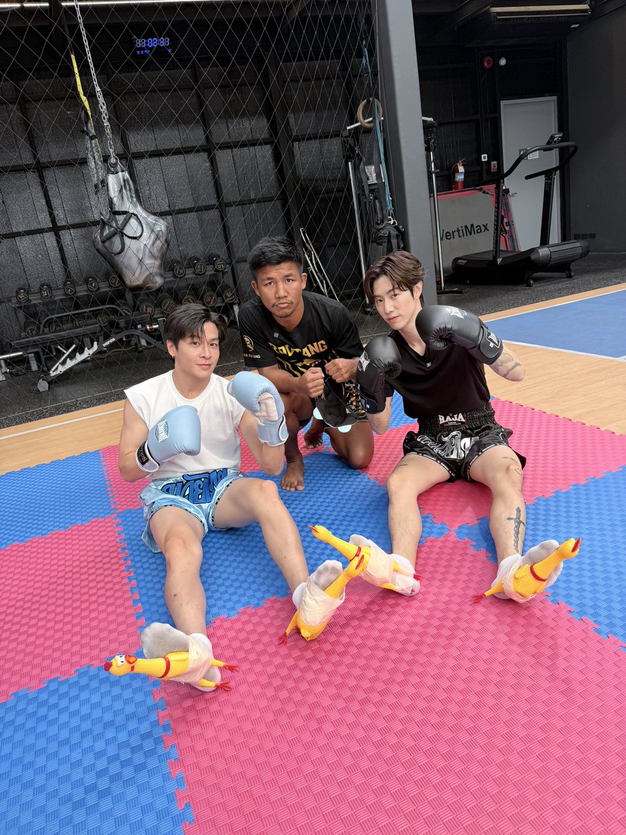 marchutavuth's tweet image. มาร์ชจุมัดจุกมาร์คมัดจุกโดนรถถังต่อยจนจุก