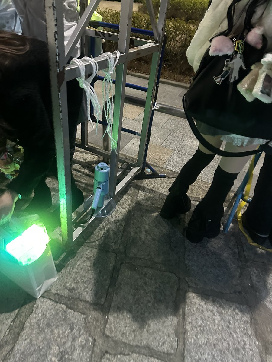 pompom_0913_'s tweet photo. @_115qu この横にいます！！白いコートにドットのスカートです！ https://t.co/JYRvmmwIaB