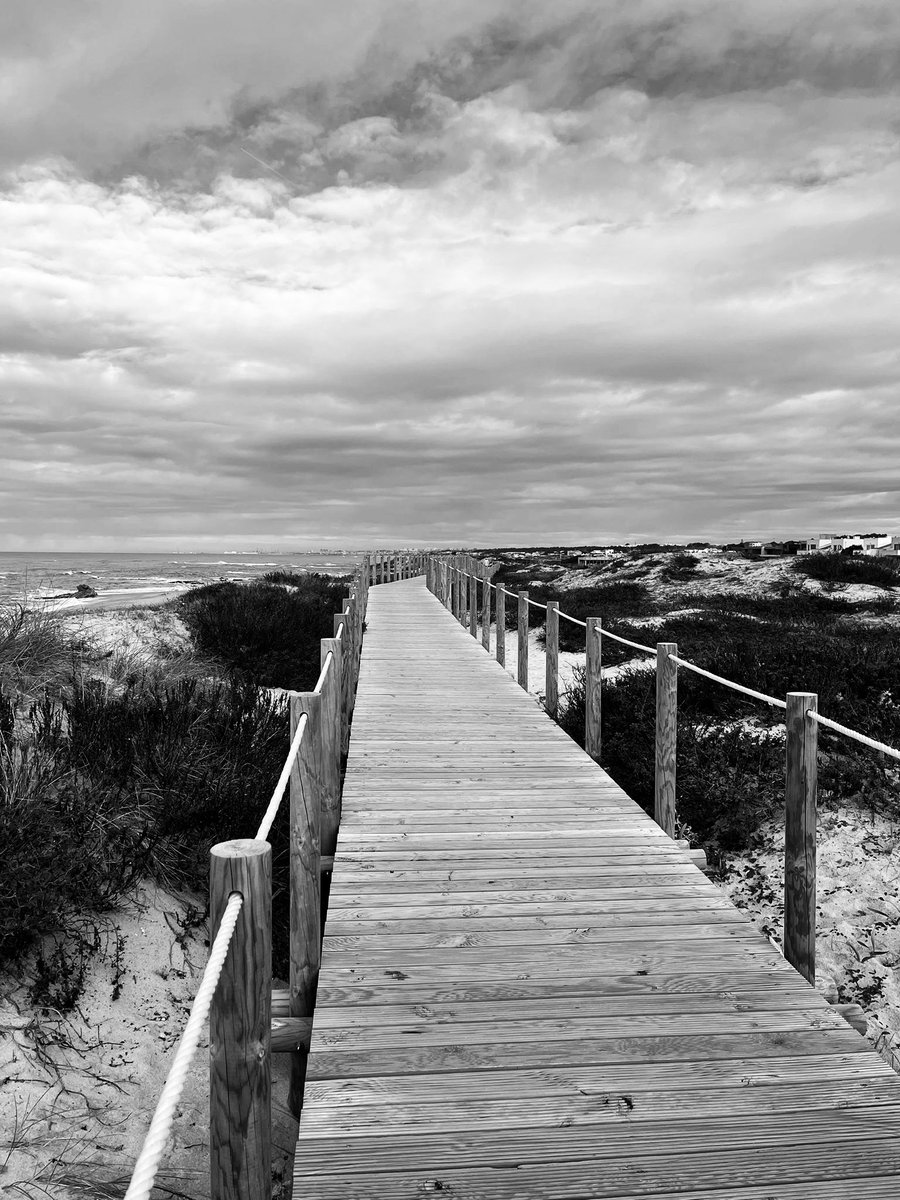 Atentem bem no que vos digo.
Três quilómetros de passadiço à beira mar logo ao início da manhã, equivalem perfeitamente a dez miligramas de alprazolam.