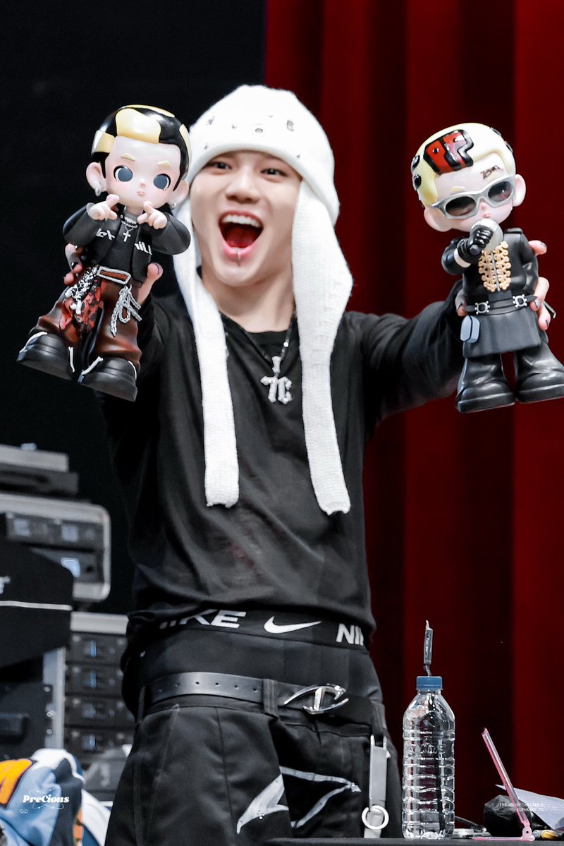 HYUNH4YI's tweet image. choi hyunsuk with soccer hyunsuk and ‘99 hyunsuk 🖤