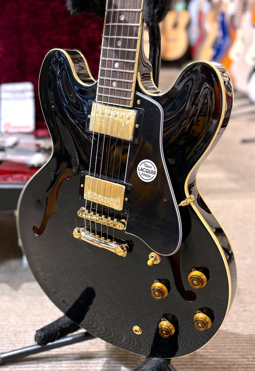 2FSoundhunter's tweet photo. 国産のTOKAIのセミアコ入荷しました。
スポット生産で1本限り！ES-201G BBは本家にも負けないすばらしいですね。定評あるPAF Vintageでレスポンスよく素晴らしい音ですよ。黒金でセミアコは映えま��ね！ネックも細身でめちゃくちゃ弾きやすいです。是非弾いてほしいです。
#tokai #セミアコ #ES201G https://t.co/LkVs7Cpr5J