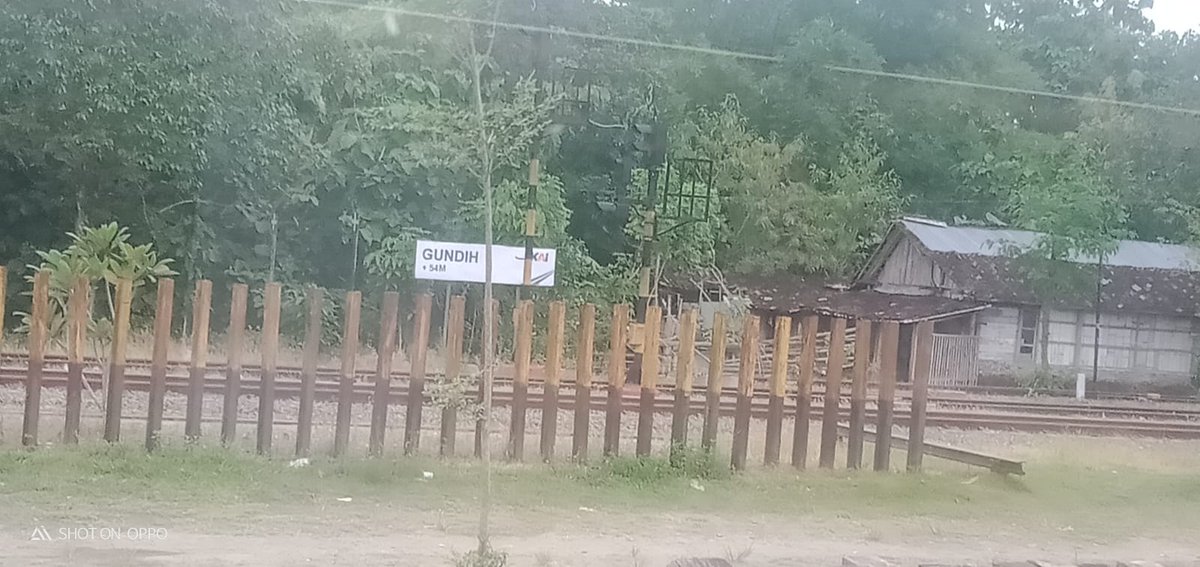 Banjir yg merendam jalur pantura KAI ternyata parah. Teman saya naik Harina malam dari Bandung seharusnya sampai di Lamongan jam 8 pagi. Saat ini masih terdampar di Solo dan puter balik ke jalur ke selatan. Pihak KAI mengira banjir surut taunya makin tinggi. <a href="/KAI121/">Kereta Api Indonesia</a>