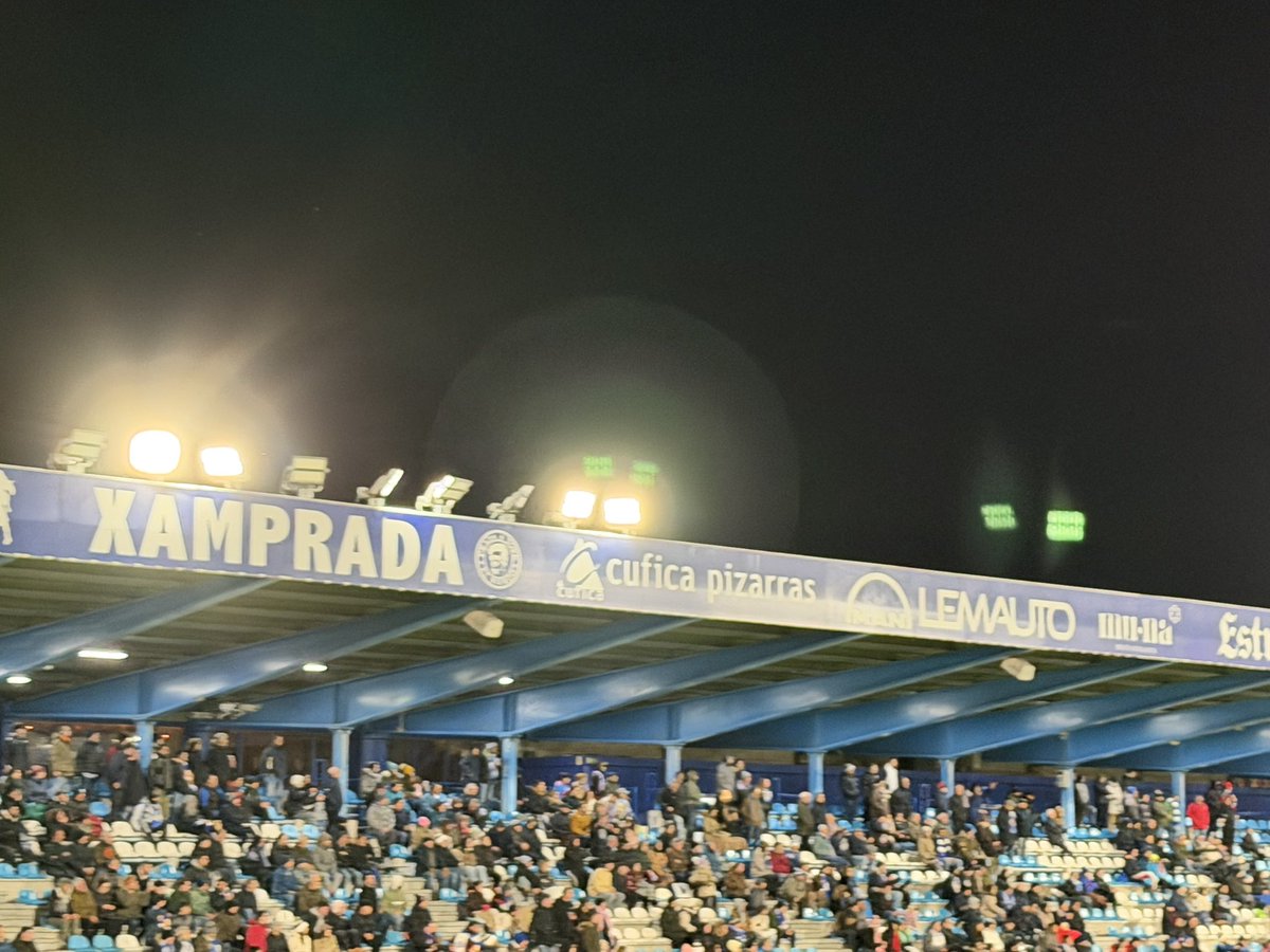 ImpactoBlanquia's tweet image. ¿Tan mal estamos para tener que jugar un partido profesional con la mitad de las luces apagadas?