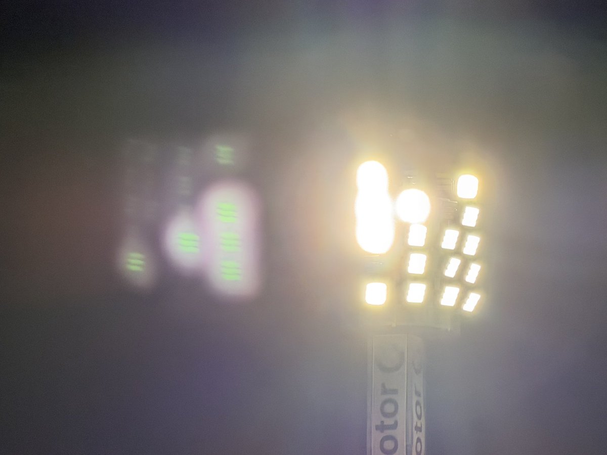 ImpactoBlanquia's tweet image. ¿Tan mal estamos para tener que jugar un partido profesional con la mitad de las luces apagadas?