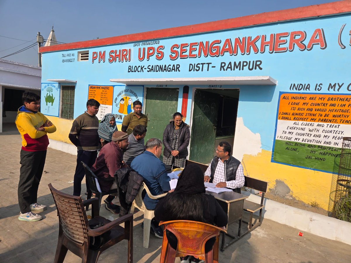 ero_chamraua's tweet photo. आज दिनांक 18.01.2026 को विधानसभा 35 चमरव्वा के अंतर्गत सभी बूथों पर BLO द्वारा आलेख्य निर्वाचक नामावली को पढ़कर सुनाया जा रहा है। यदि संबंधित व्यक्ति का नाम आलेख्य मतदाता सूची में सम्मिलित नहीं है, तो वह व्यक्ति घोषणा पत्र के साथ फार्म 6 भरकर अपने BLO को जमा कर सकता है। https://t.co/9x8FQiamFh