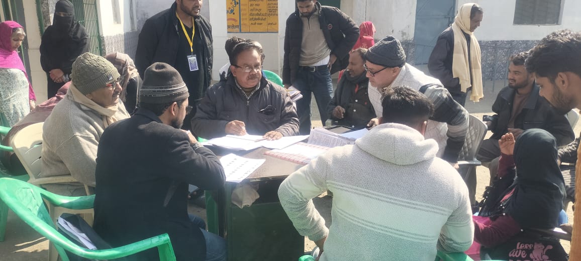 ero_chamraua's tweet photo. आज दिनांक 18.01.2026 को विधानसभा 35 चमरव्वा के अंतर्गत सभी बूथों पर BLO द्वारा आलेख्य निर्वाचक नामावली को पढ़कर सुनाया जा रहा है। यदि संबंधित व्यक्ति का नाम आलेख्य मतदाता सूची में सम्मिलित नहीं है, तो वह व्यक्ति घोषणा पत्र के साथ फार्म 6 भरकर अपने BLO को जमा कर सकता है। https://t.co/9x8FQiamFh