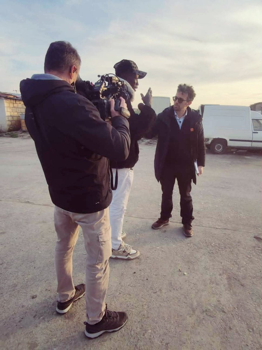 #Cheikh vive nel ghetto da oltre un decennio. Ai microfoni della Rai (#PresaDiretta) intervistato nell'ambito dell'inchiesta sulla perdita dei fondi del #PNRR per la costruzione di un sistema di accoglienza alternativo al ghetto, denuncia che gli occupanti del ghetto..(1/2)