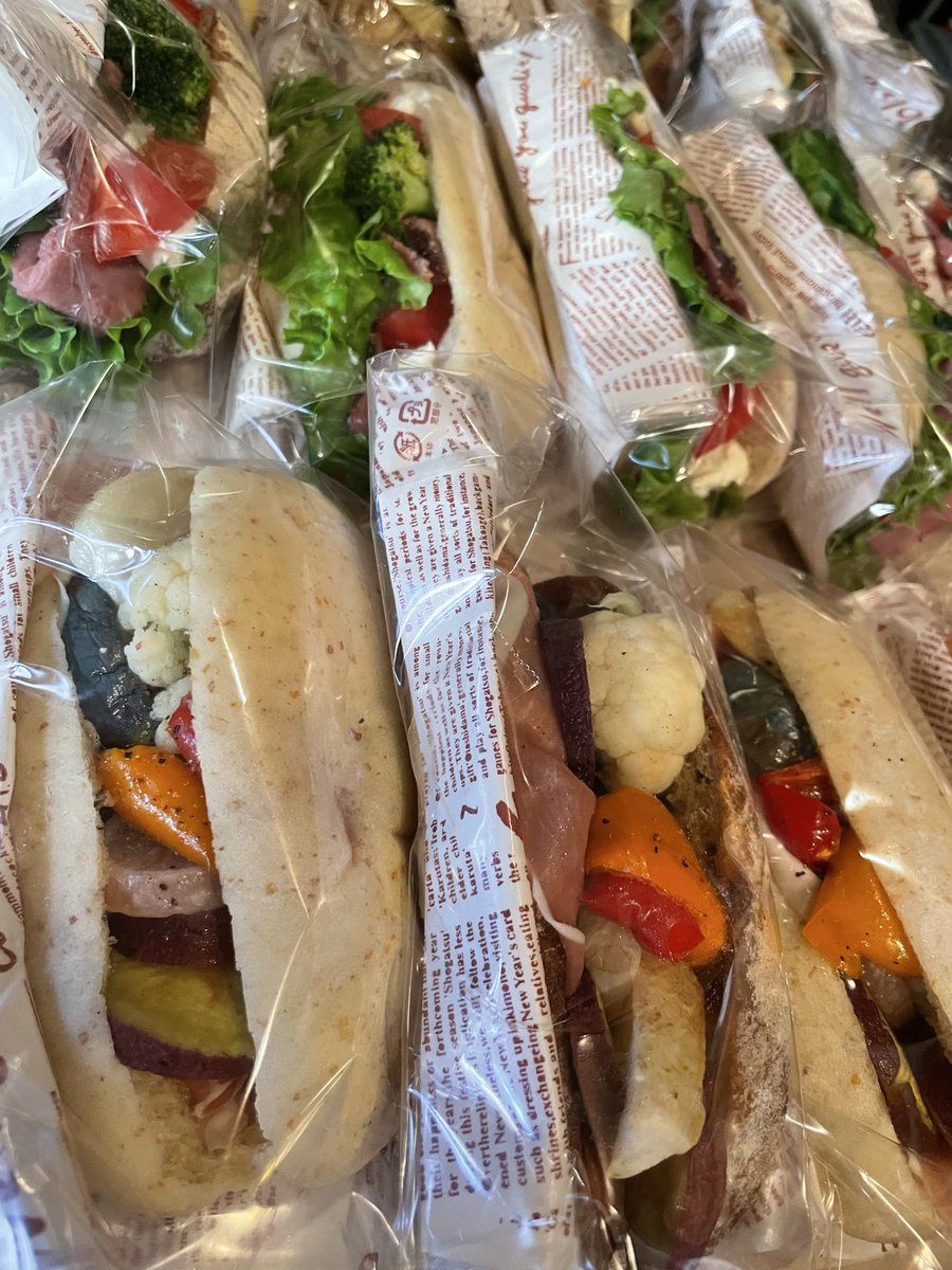 One_Copain's tweet image. 本日もOne copainをありがとうございました。
明日19日(月)は汐入のカギロイさんで早朝サンドウイッチ販売日です。6:30-11:00
パンも少し有ります。
よろしくお願いします。