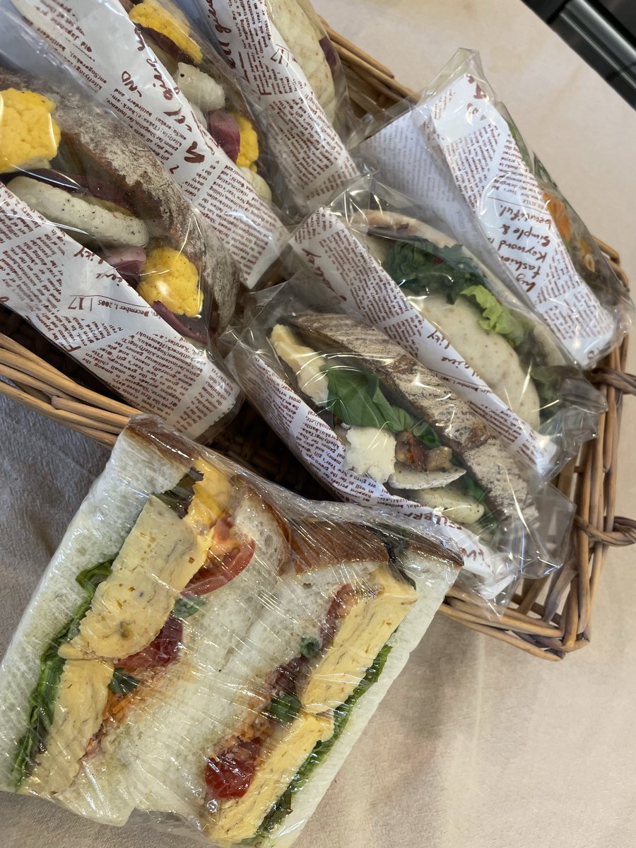 One_Copain's tweet image. 本日もOne copainをありがとうございました。
明日19日(月)は汐入のカギロイさんで早朝サンドウイッチ販売日です。6:30-11:00
パンも少し有ります。
よろしくお願いします。